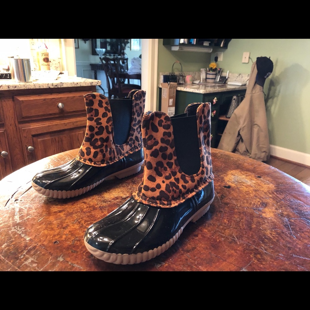 Rubber boot with suede leopard print